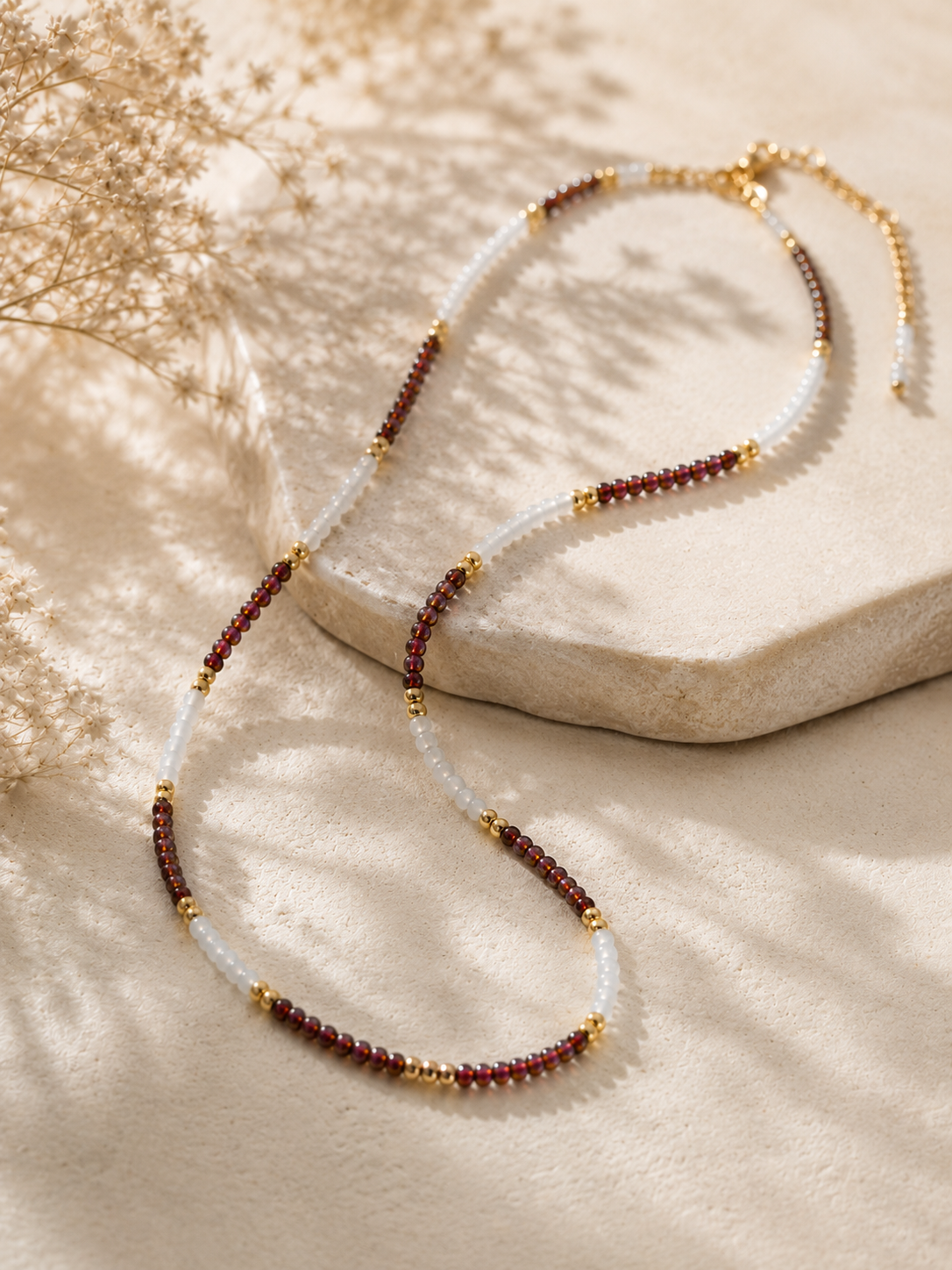 COLLIER GRENAT ET BLANC